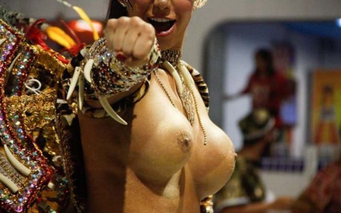 サンバカーニバルで乳首露出してる外人画像ｗ