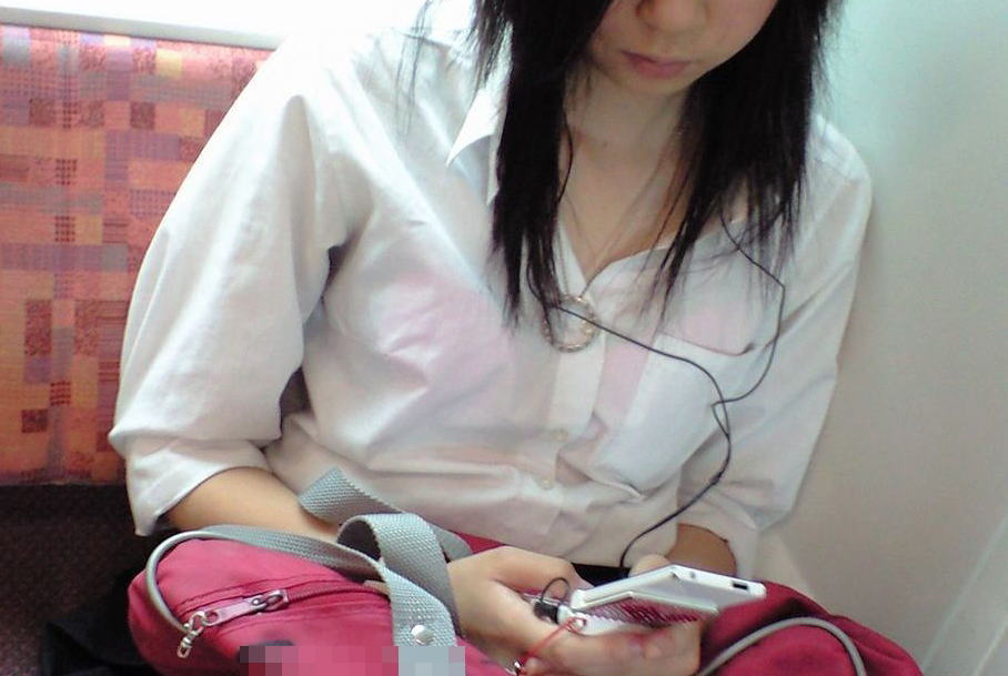 街中で透けブラしてる薄着女子を盗撮したエロ画像！夏が待ち遠しいｗ