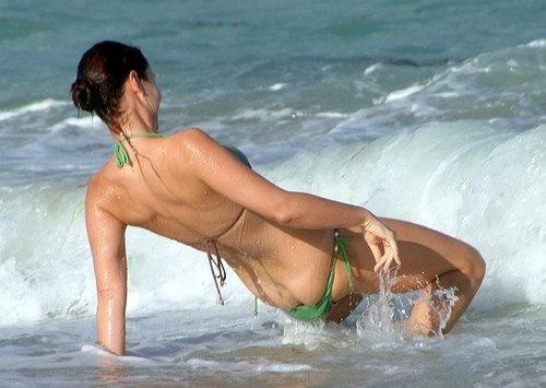 ビキニからお尻やおっぱいがポロリしちゃった外国人さんのエロ画像！