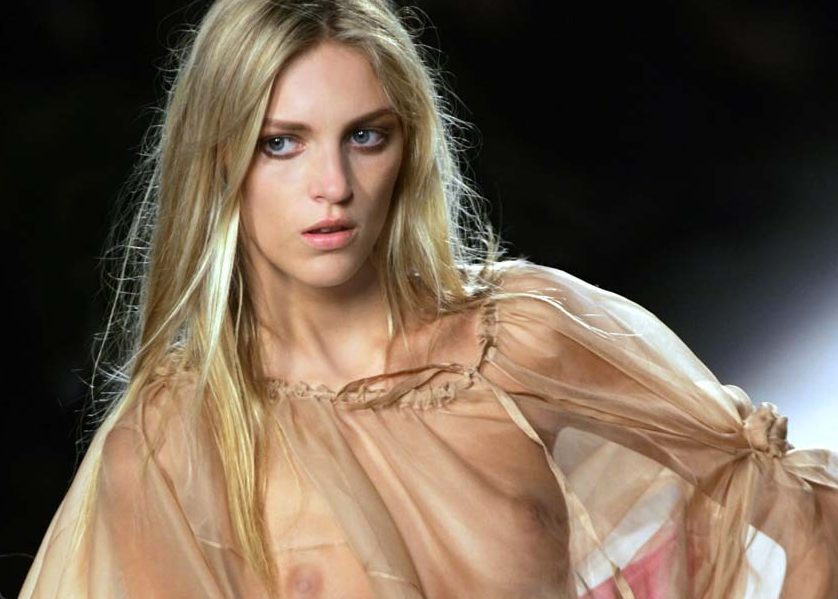 ファッションショーで乳首が見えてる女の子のエロ画像！