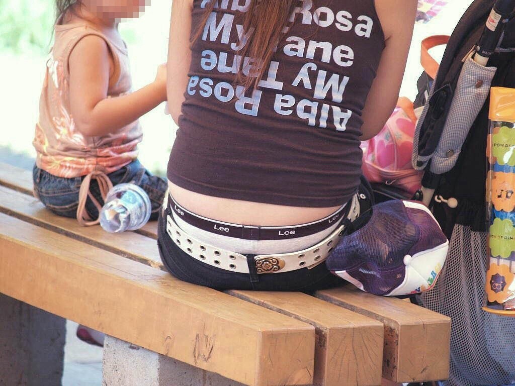 子連れママさんのパンチラ画像！忙しい隙をついてパシャりｗ