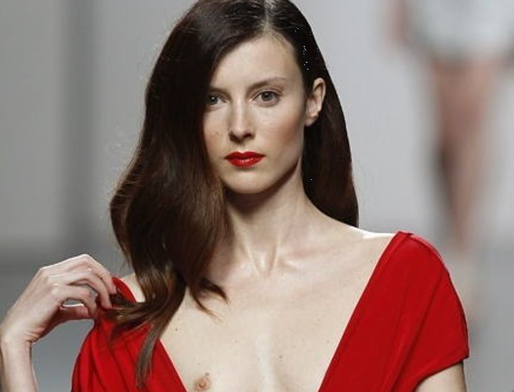 ファッションショーで乳首見えてる貧乳な外国人さんのエロ画像！