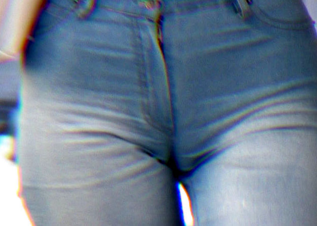 デニムをはいてる女の子のマンスジが浮き出ちゃってるエロ画像！