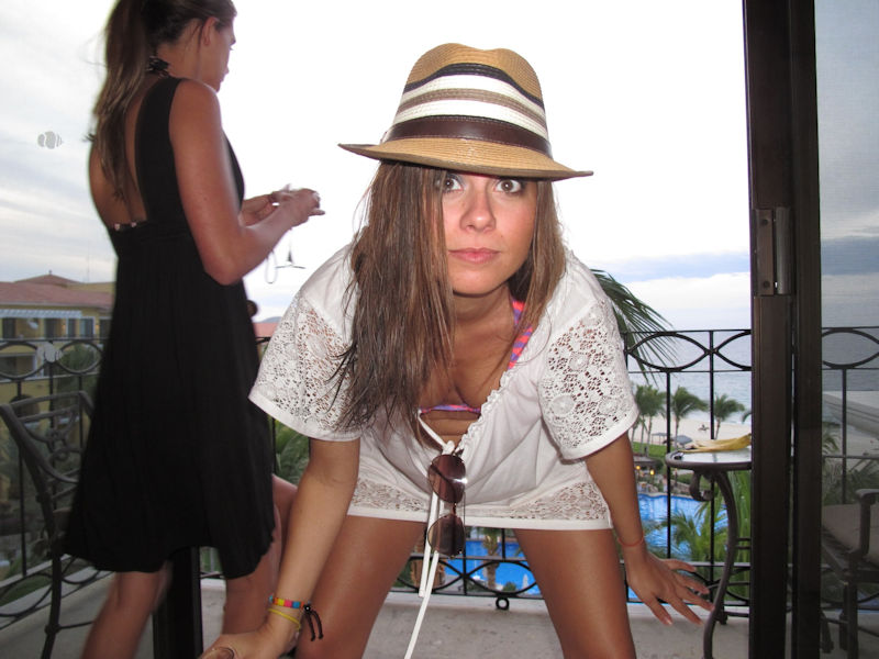 胸元ガバガバすぎる外国人さんのエロ画像！羞恥心ないんかｗ