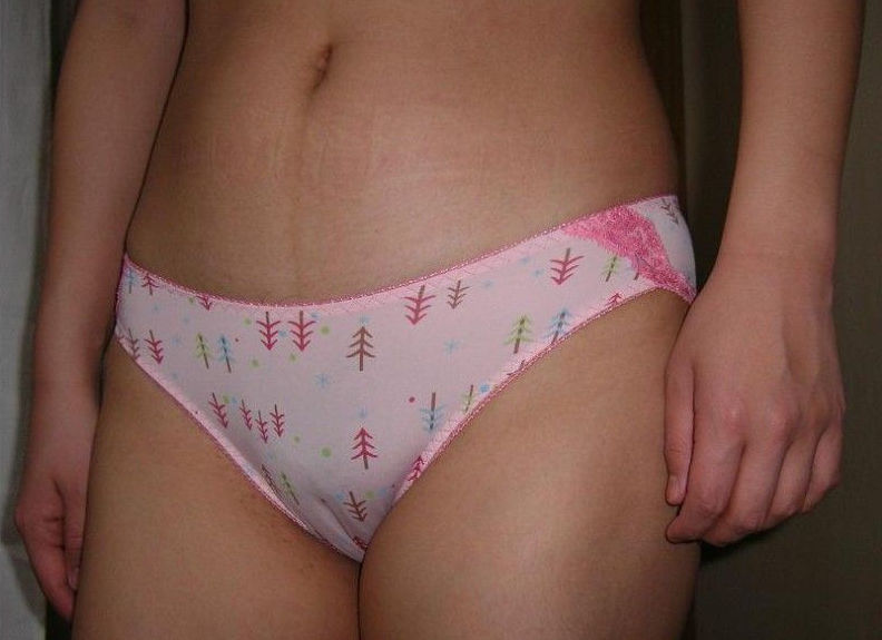 おぱんつ越しにマンスジが丸わかりな女の子エロ画像！