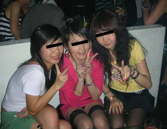 集合写真でパンチラしちゃってる女の子のエロ画像！これはハズイｗ