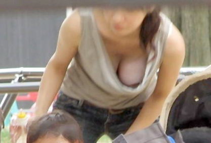 巨乳な人妻が前かがみでおっぱいアピールしてるエロ画像！