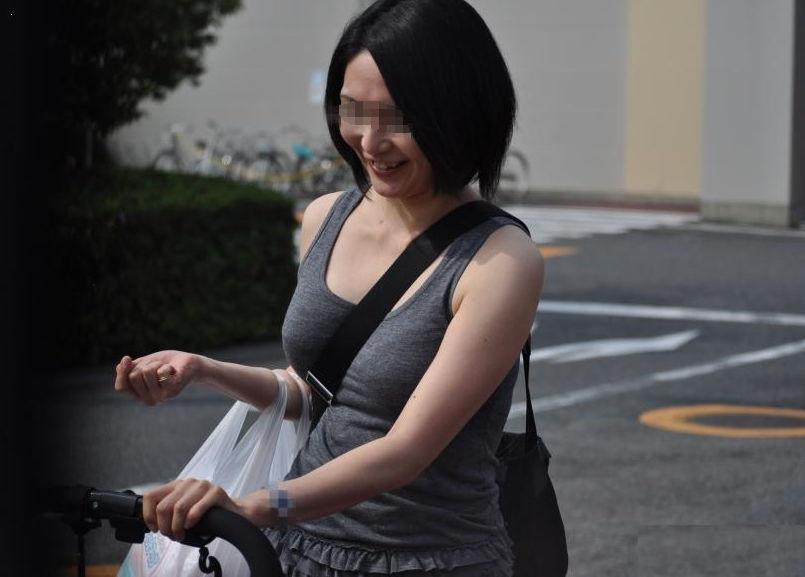 パイスラしてる女の子のエロ画像！モノがデカい程ええなｗ