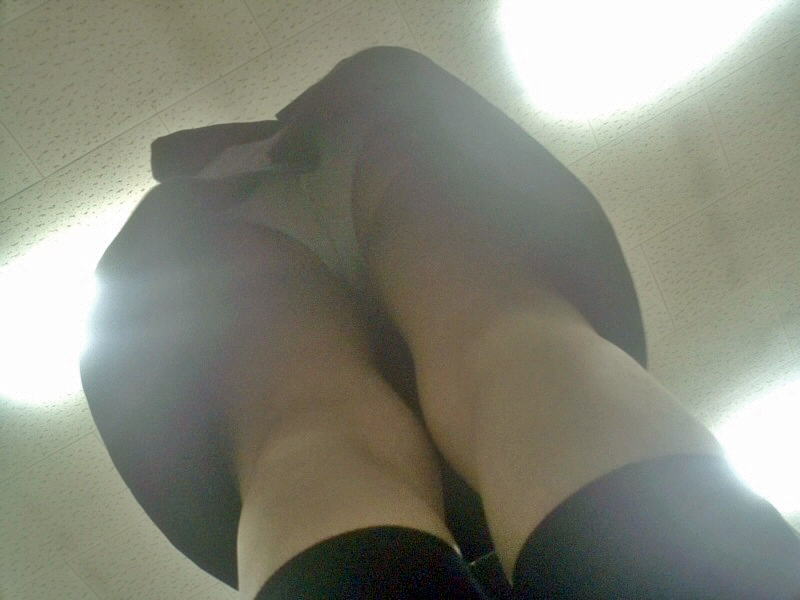 元気に働くOLさんのパンチラ画像！めっちゃパンツの中蒸れてそうｗ