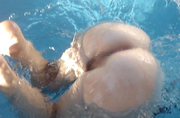 全裸でプールを泳いでる女の子のエロ画像！まん毛いっぱい浮いてそうｗ