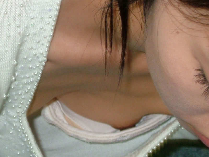 衣服の隙間から清楚な白ブラジャーが見えてる女の子エロ画像！
