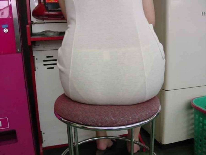 何穿いてるか透け透けで見えちゃってる白ワンピース女子のエロ画像！