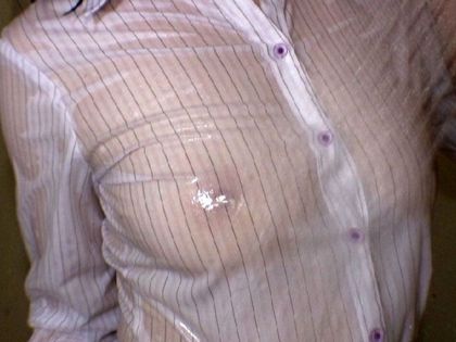 スーツを着たままシャワー浴びたり風呂に入ってるOLさんのエロ画像！