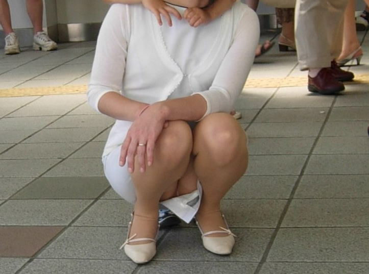 パンチラしてるおばちゃんのエロ画像！可愛いの穿いてんなｗ