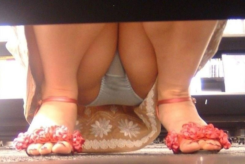 棚の向かいにいる女の子のパンチラが見えちゃった画像！