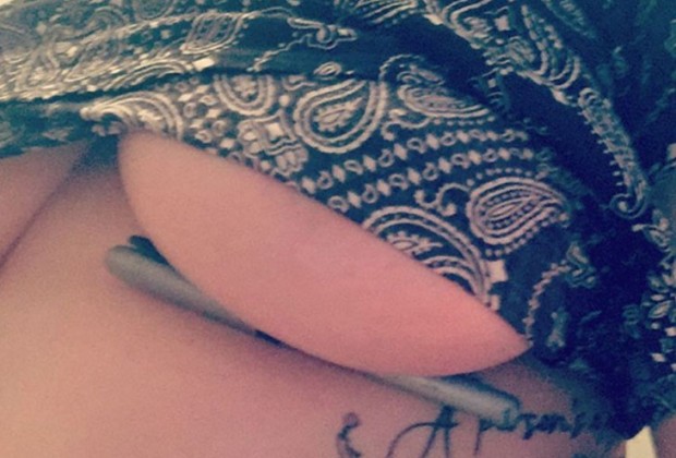 巨乳にしか出来ないおっぱい挟みチャレンジしてるエロ画像！