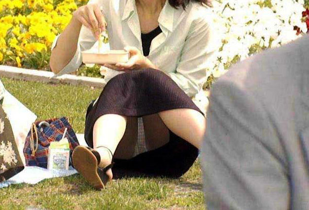 食事に夢中でパンチラに気付いてない女の子のエロ画像！無防備すぎｗ