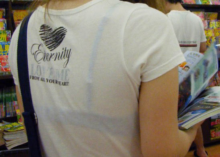 透けブラしやすい白Tシャツでお外に出ちゃった女の子のエロ画像！
