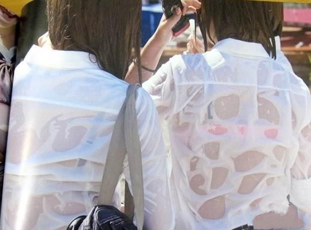 雨に濡れて制服越しに透けブラしてるJKのエロ画像！恥ずかしくないのかなｗ