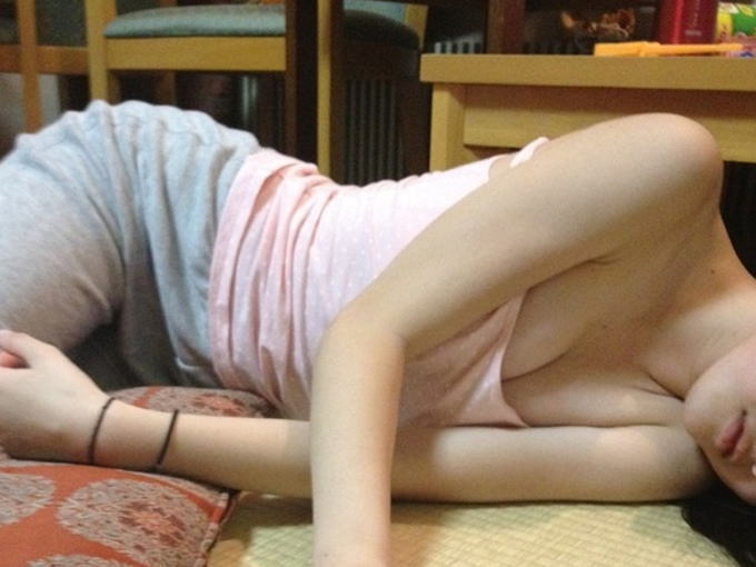 暑い日に最適なキャミソール着用女子のエロ画像！谷間が素晴らしいｗ