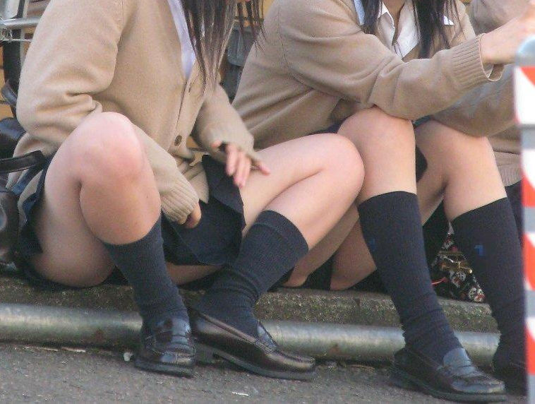 地べた座りでパンチラしてる女子校生のエロ画像！これもうわざと見せてるよなｗ