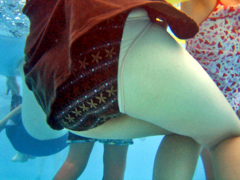 水着姿の熟女のお尻を狙ったエロ画像！ちょっと垂れてるかｗ