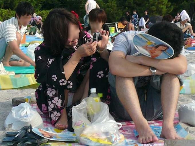 浴衣の隙間からパンツ見えてる女の子のエロ画像！穿かないのがマナーじゃないのかｗ