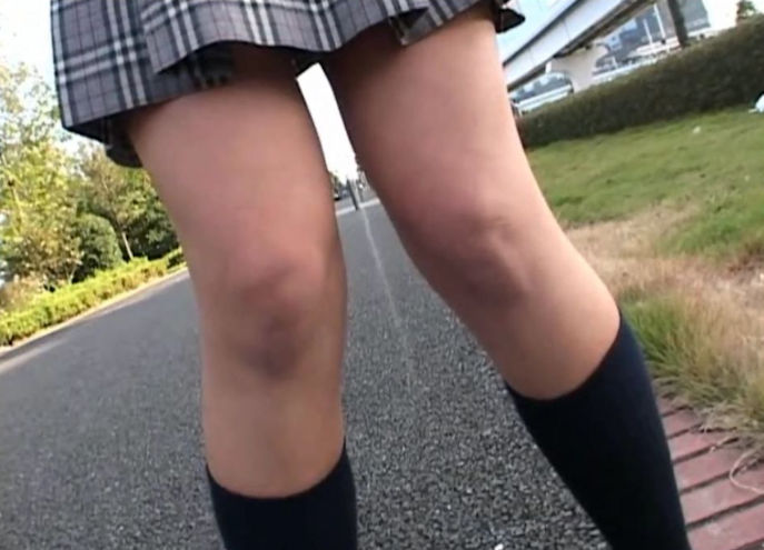 立ちションやお漏らししちゃった制服JKのエロ画像！太ももびちゃびちゃなりそうｗ