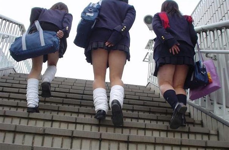 階段やエスカレーター中スカート押さえてパンチラ防いでる女の子のエロ画像！