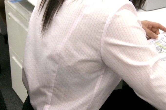 白ブラウスを着てブラジャーが透けているOLさんやJKのエロ画像！
