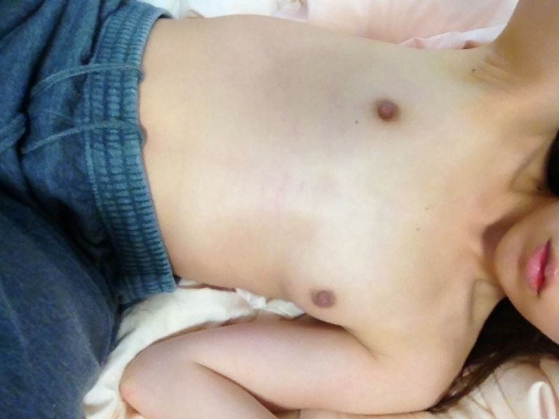 貧乳女子のトップレス画像！男のふりして外に出てみようぜｗ