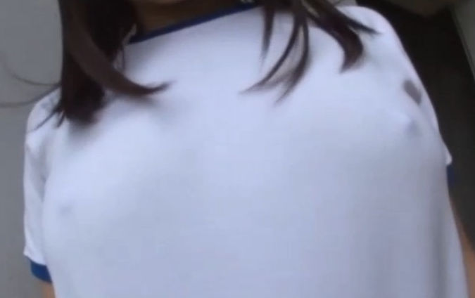 乳首が透けて見えちゃってるノーブラ体操服女子のエロ画像！