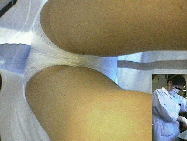おしっこで黄ばんじゃってる真っ白パンツ穿いてる女の子の画像！