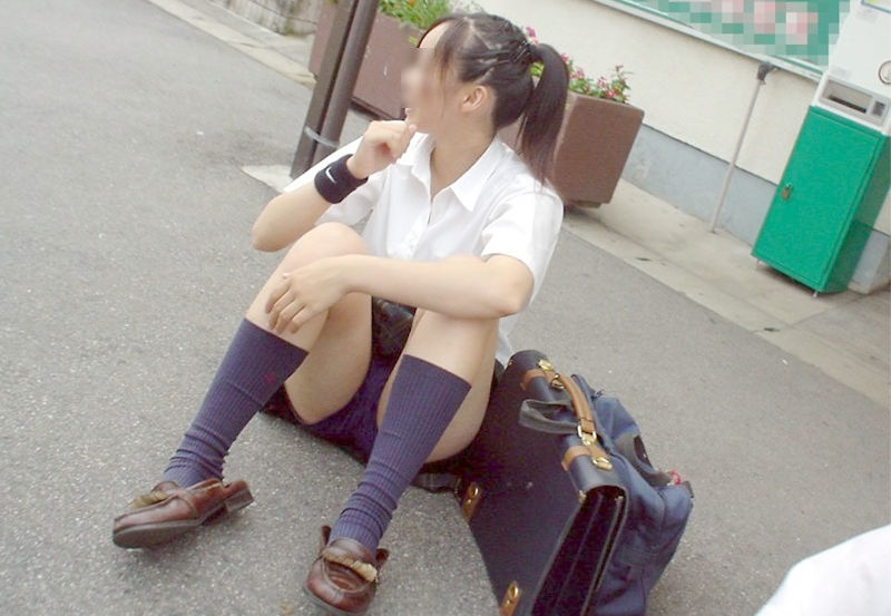 スカートの中に短パンや黒ショーツとかを重ねばきしてる女の子のエロ画像！