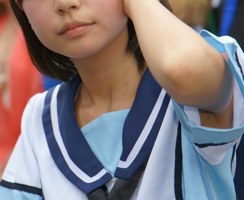 制服の袖の隙間から腋がチラ見えしてるJKのエロ画像！処理甘い子はいねえかｗ