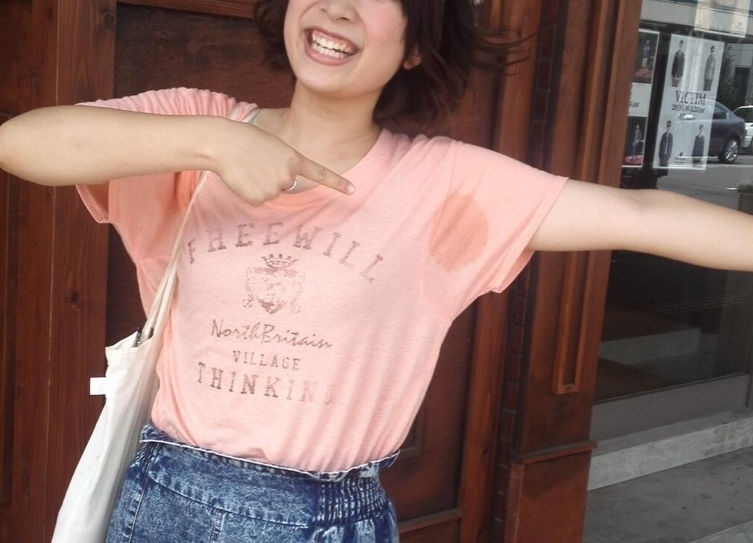 腋汗で衣服がびちゃびちゃになってる女の子のエロ画像！