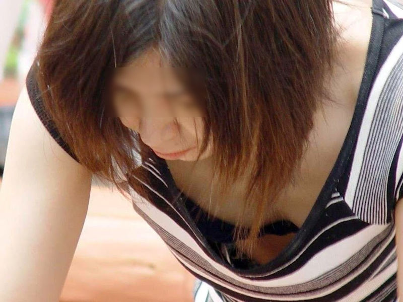 がっつり乳首や腹回りまで見えちゃうほどガバガバな服を着てる女の子のエロ画像！