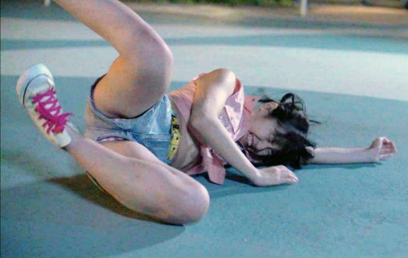 スカートが風で舞い上がったり巻き込んじゃってるハプニング系のパンチラ画像！