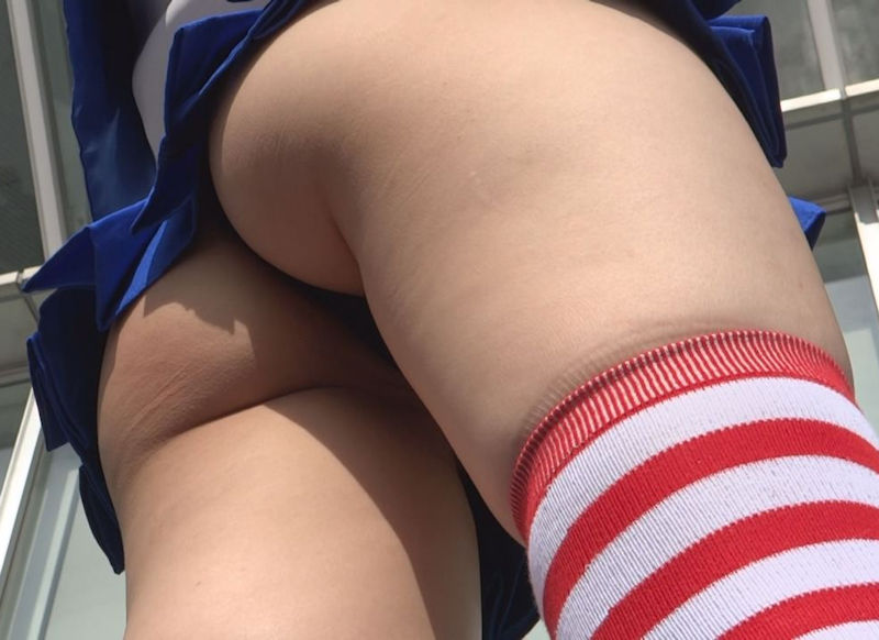 お尻をほとんど丸出しにしてるコスプレイヤーさんのエロ画像！