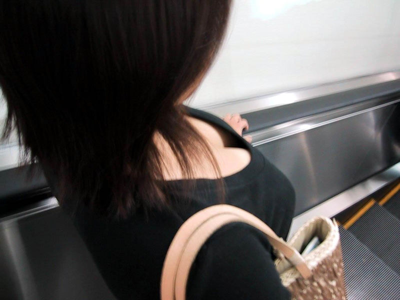 女の子の胸チラを後ろからこっそり覗きこんでるエロ画像！