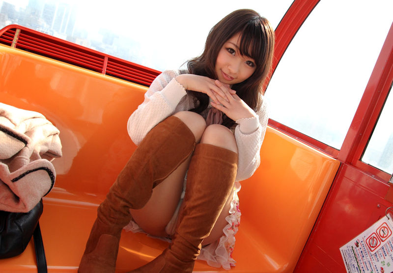 こっちを見ながらパンチラしてる女の子のエロ画像！狙ってそうだなｗ