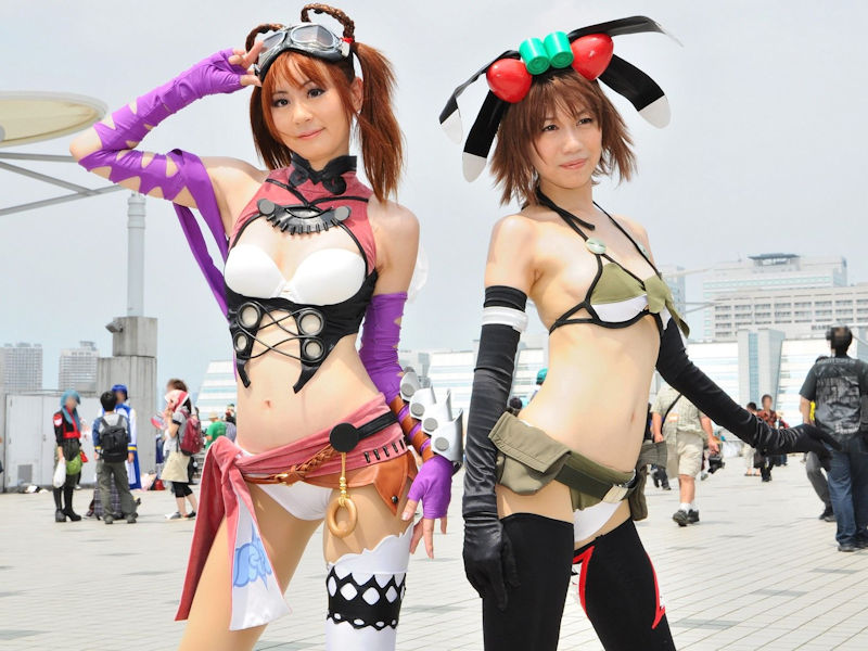 へそ出しキャラクターのコスプレしてる女の子のエロ画像！