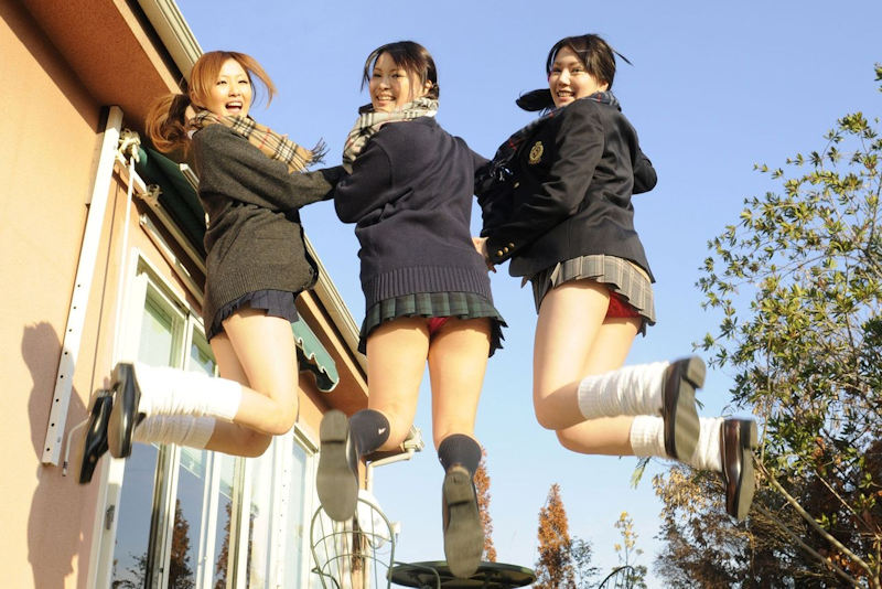 制服を着て元気よくジャンプしてる女の子のエロ画像！パンツ見えちゃうぞｗ